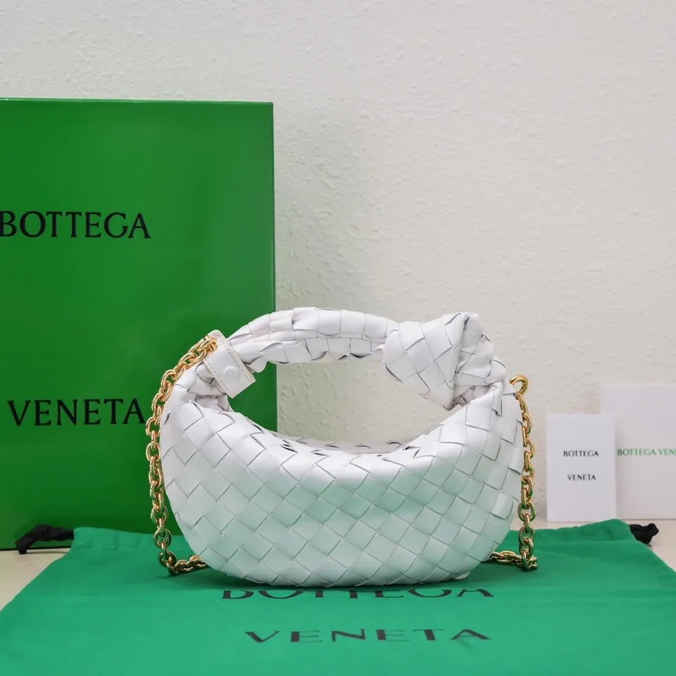 Batch 1220 Ready Stock/White Hello everyone, I have a new name, it’s called chain jodie. Jodie’s chain clause ~ can finally be carried on the shoulder. It is based on the original bag type and adds a chain shoulder strap, and it is detachable! It's equivalent to spending one dollar to buy two bags. As the ace cutie of BV family, I really have no choice but to buy one! This bag of ours is really the same as ZP. You can wear it with a small amount of money~ Original sheepskin➕all steel hardware 28×23×8cm, model: 6699-9#